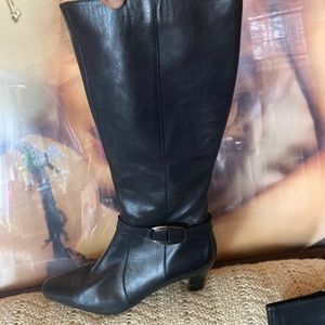A pair of black boots size 9